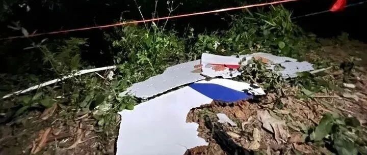 最新！救援人员发现客机残骸和碎片