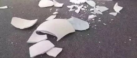 悲剧重演！熊孩子打碎45万“迪士尼城堡”：低龄不是借口，家教才是关键！