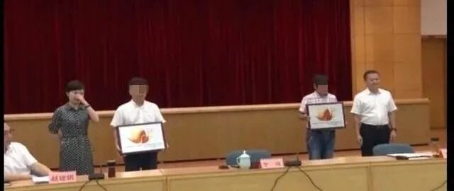 尴尬！懒政官员获“蜗牛奖”