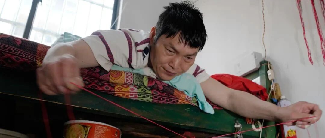 他因意外高位截瘫，每天坚持在床上“蛙泳”十几个小时，只为......