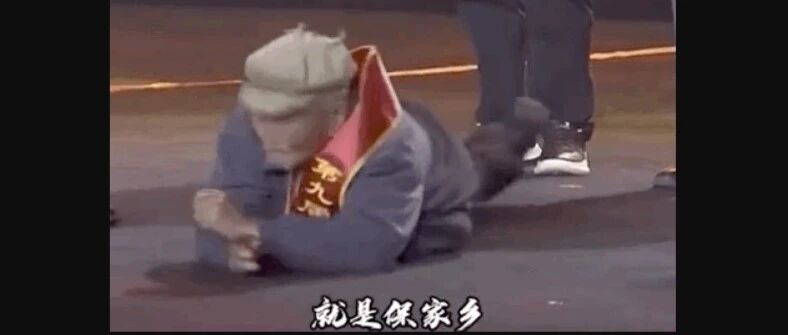 [8点见]93岁老英雄匍匐倒地那一刻 忍不住泪崩