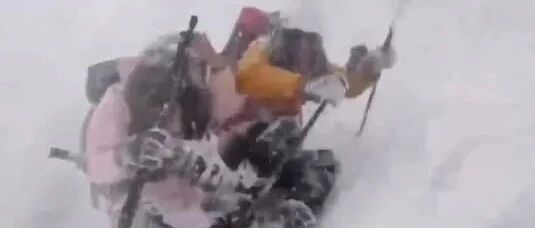 【8点见】云南一景区雪崩 游客边跑边拍