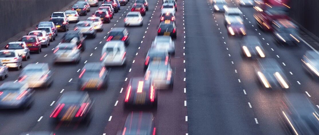 【8点见】高速堵车遇到这种行为，这位大哥没犹豫！