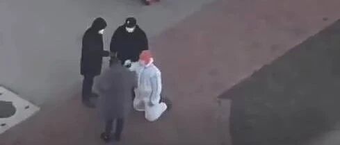 【8点见】天津一老人插队逼防疫人员下跪？涉事者回应