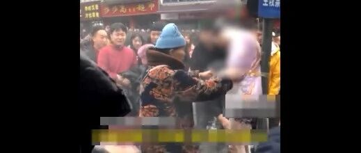 【8点见】过分！新郎被“朋友”绑柱子上砸鸡蛋撒面粉， 奶奶生气了！