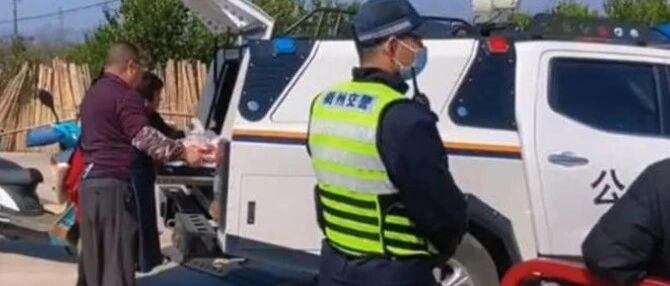 【8点见】警车上卖猪肉？真相来了！