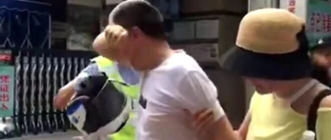 太心疼！开考5分钟父亲取回准考证当场大哭