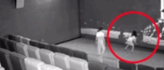 “熊孩子”踢坏影院上万元屏幕，家长不加阻拦