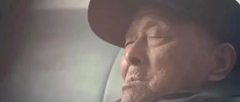 83岁农村老人替子还债330万，消失9年后，现状曝光：他后悔了吗？