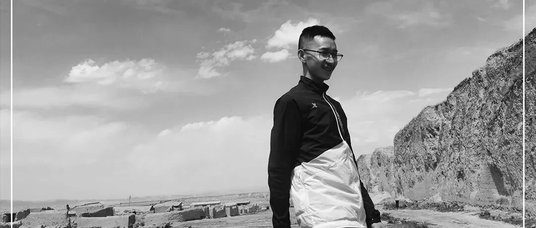 无声的跑者消失在狂暴的风雨中