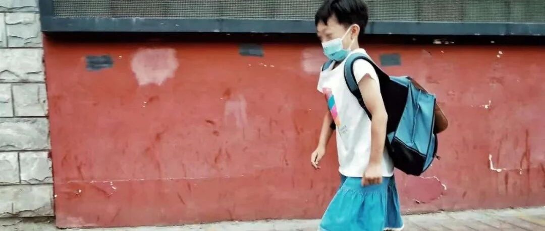 儿子穿裙子去学校之后