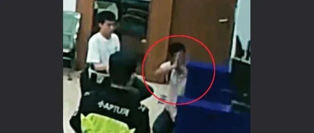 凌晨5点，这个在派出所下跪的男子，揭开了一块遮羞布