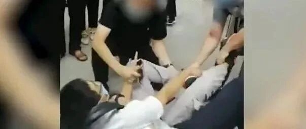 【8点见】他俩牢牢按住地铁偷拍者！