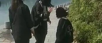 气愤！14岁少女被迫下跪遭掌掴