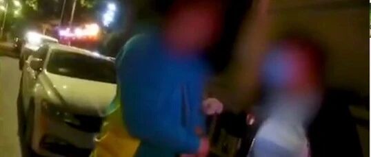 凌晨1点，民警街头偶然拍下视频，竟意外曝光男人手机里的婚姻秘密……