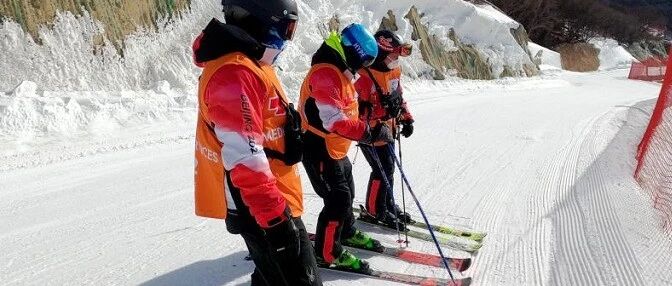 会滑雪的医生，踩板救人！