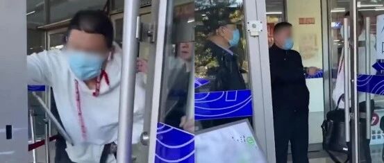 【8点见】保安恶语驱赶避寒群众！这个办事大厅回应了
