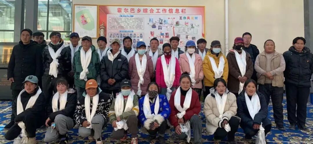 仲巴县霍尔巴乡召开第二届返乡高中大学生座谈会