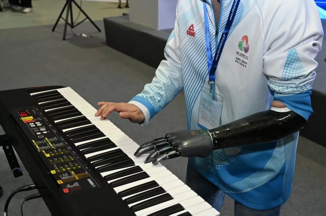 智能手臂弹琴表演