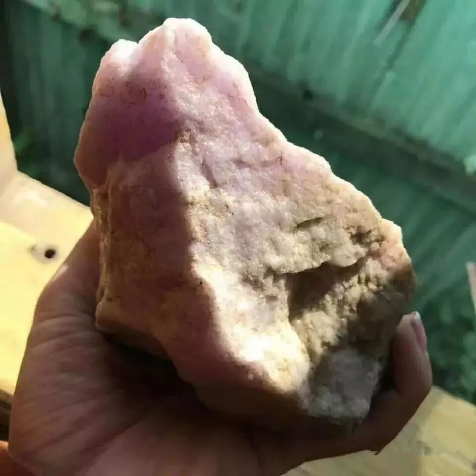 一块全身小裂的原石，谁看谁放下，姑娘拿下当嫁妆，切开眼看直了