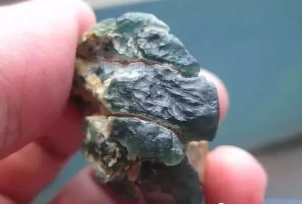 生来怪异的翡翠“3生子”原石，注定不凡，取出一堆玻璃种蛋面！