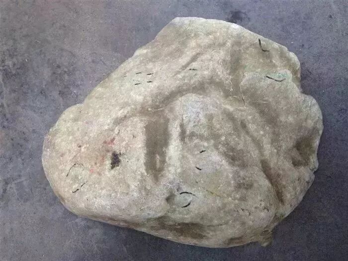 被众人丢弃于墙角至今的翡翠原石，不料却切出一堆节节高！