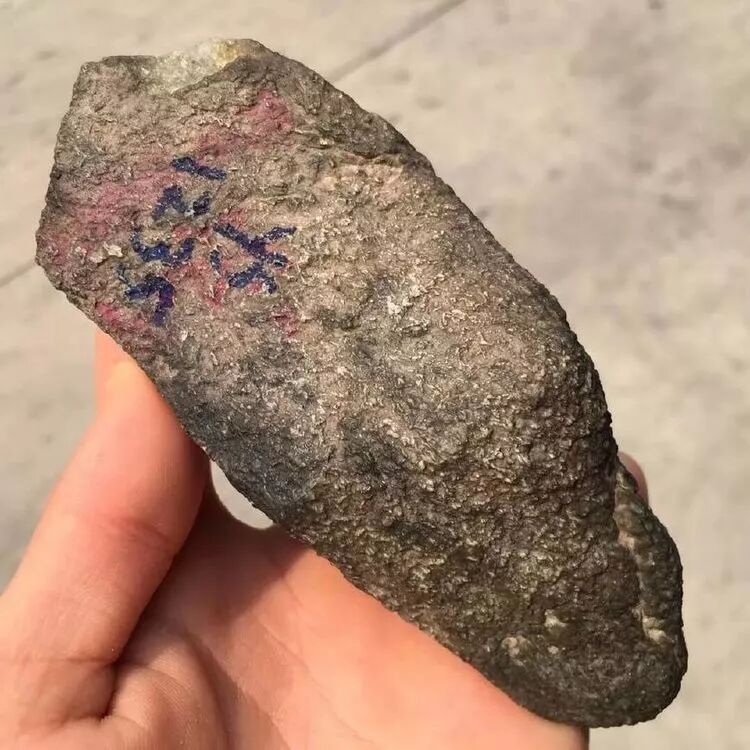 3万买的翡翠原石，开完窗就笑了，灯一打，如人间仙境。