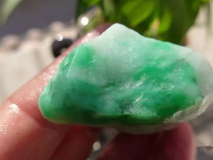 切了失望的翡翠原石，成品出来后激动得热泪盈眶！