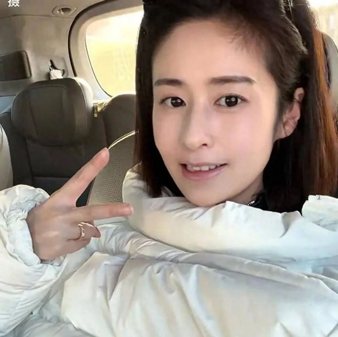 付辛博7岁女儿放寒假,颖儿带娃三亚游玩,月亮看全英文书超厉害