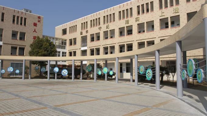 扬中市同德中学图片来源:学校官网镇江市第十中学创办于1970年,位于