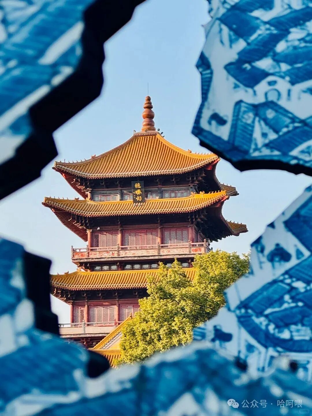 景德镇古窑民俗博览区, 传统制瓷工艺展示, 师傅专注拉坯, 周围孩子们好奇观看, 古朴建筑背景