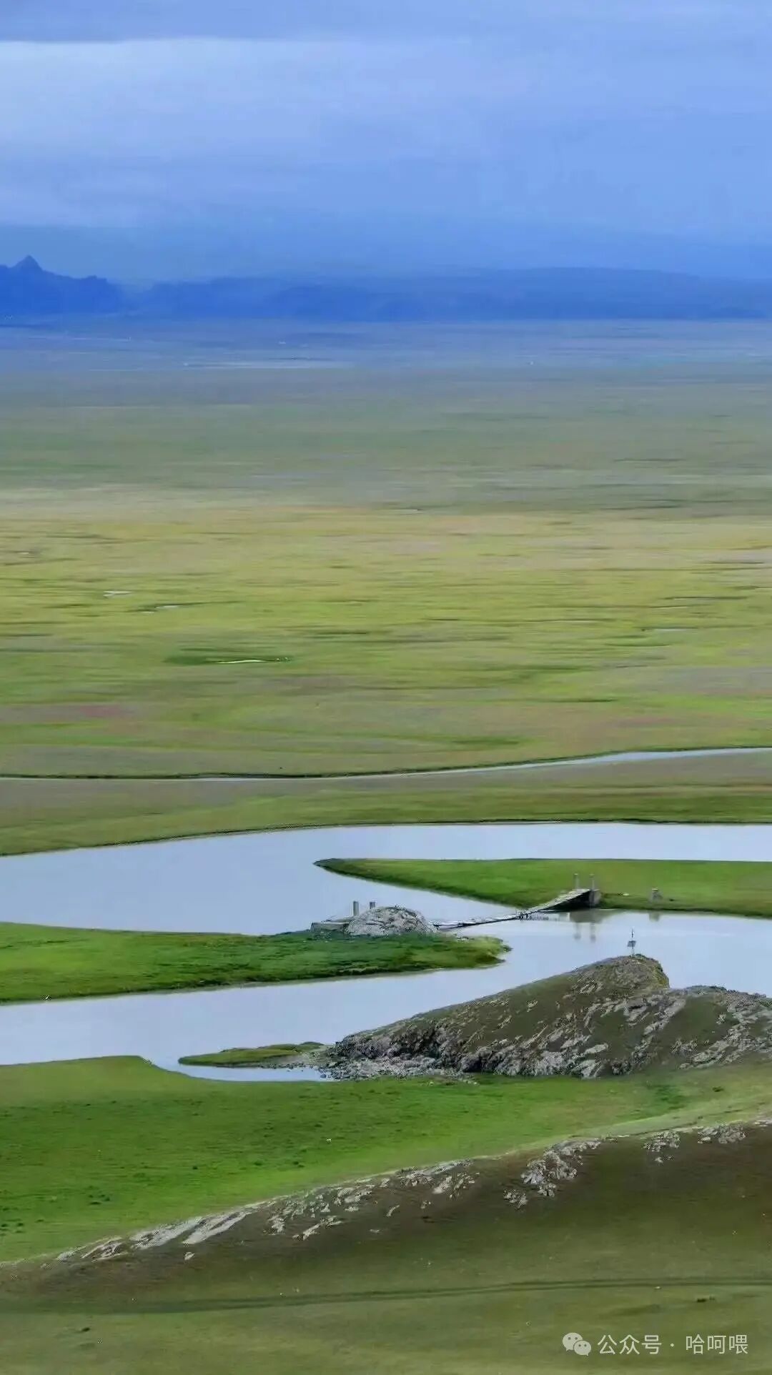 靖安观音岩瀑布, 飞瀑直下三千尺, 水雾弥漫, 彩虹若隐若现, 孩子们在安全区域嬉戏玩水, 欢声笑语