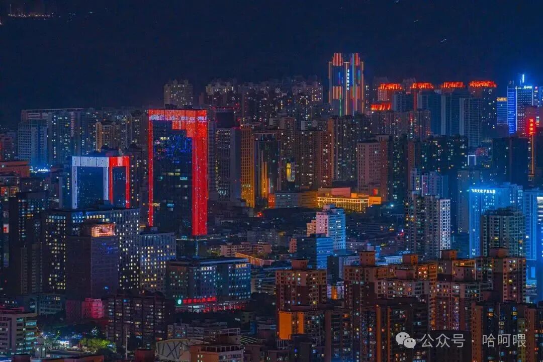 庐山花径公园, 绿树成荫, 湖水如镜, 亲子家庭在湖边漫步, 孩子们在安全区域玩水, 夏日清凉