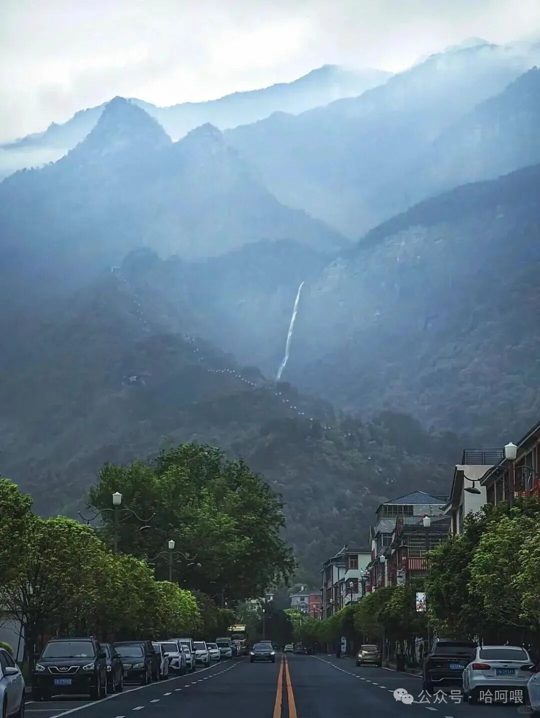 庐山含鄱口日出, 云海翻腾, 金色阳光穿透云层, 远山层叠, 游客剪影在观景台, 壮观震撼