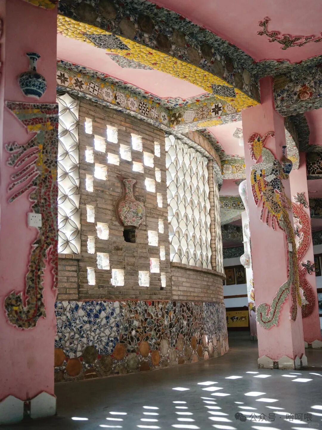 景德镇陶溪川文创街区夜景, 创意灯光装置, 亲子家庭在特色陶瓷店铺前拍照, 文艺气息浓厚