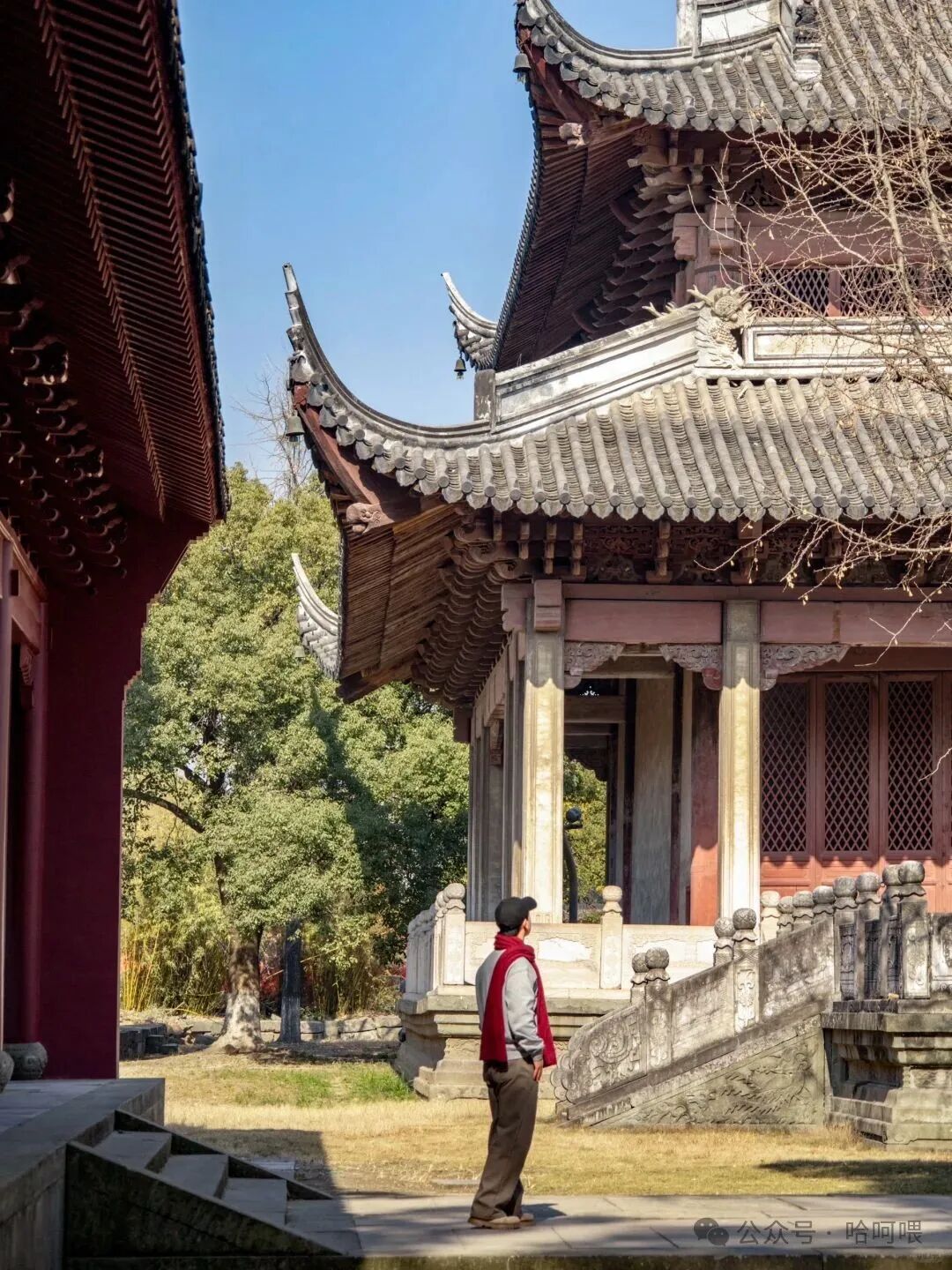 赣州古城墙, 巍峨古朴, 护城河清澈, 亲子家庭在城墙上漫步, 远山如黛, 古韵悠长