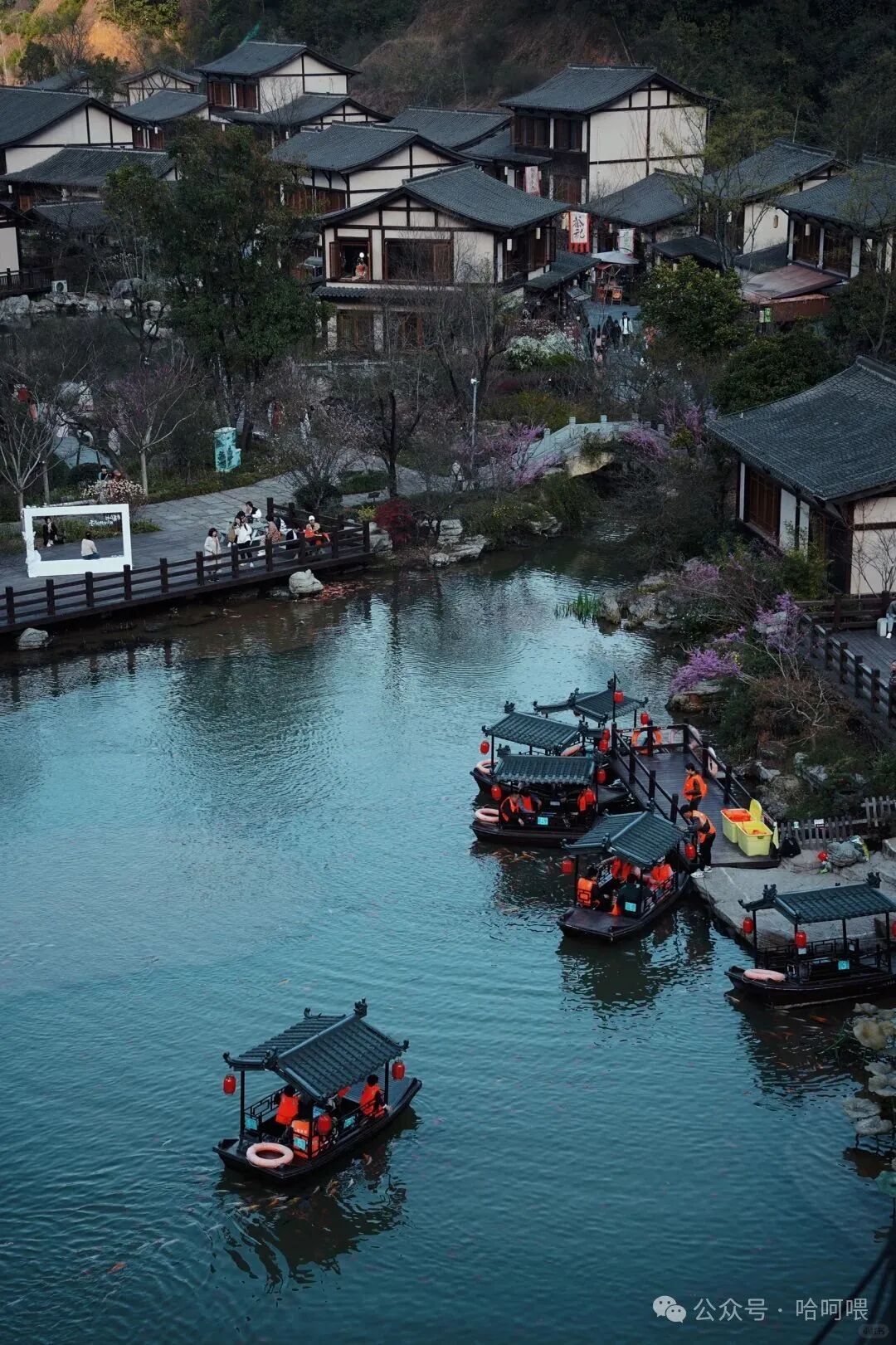 江西葛仙村度假区全景, 青山绿水环绕, 古朴建筑与现代设施相融合, 云雾缭绕山间, 清晨阳光洒向村落, 高清摄影