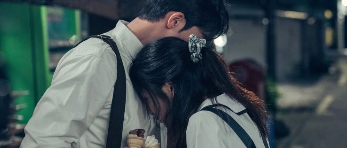 19岁与23岁的"爱情"遭集体反对？网友：未成年和成人在一起注定会被骂...