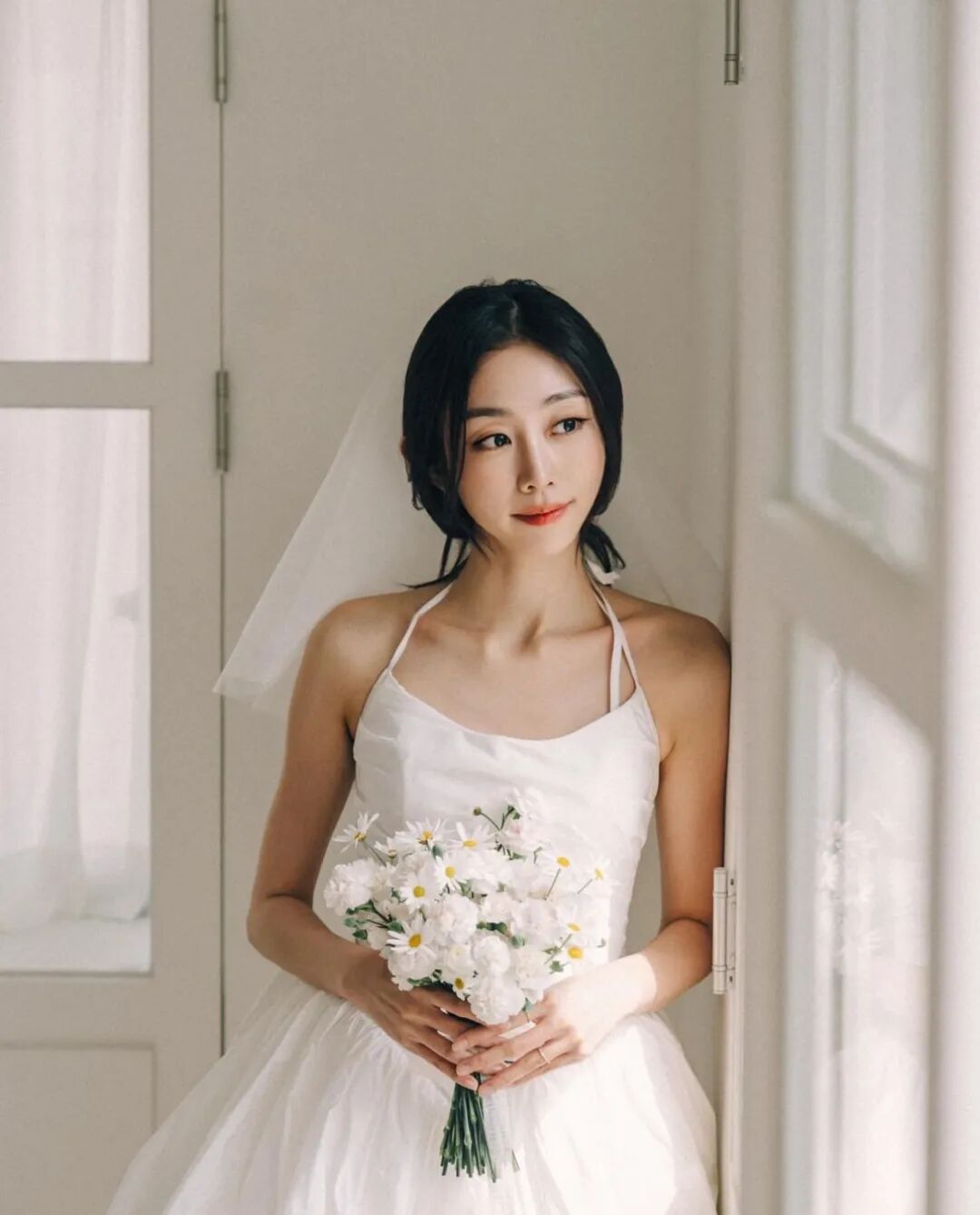 她突然晒出婚纱照是什么意思