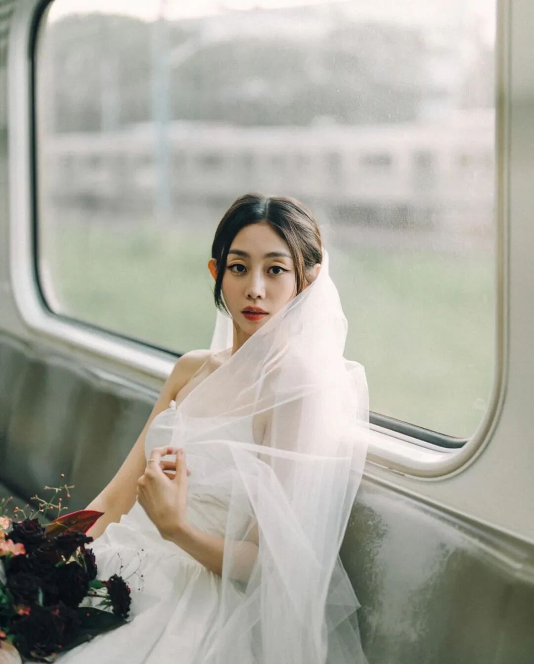 她突然晒出婚纱照是什么意思