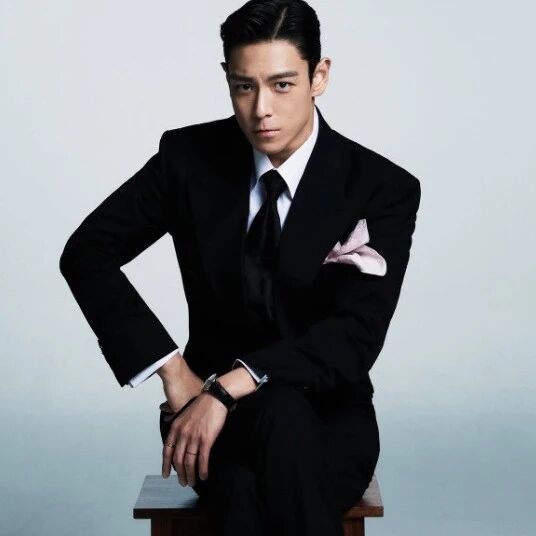 EXO明年演唱会-T.O.P solo-金珉奎&田柾国合照-DKZ完整体回归-JOY主演新剧-黄冠亨自费送粉丝戒指