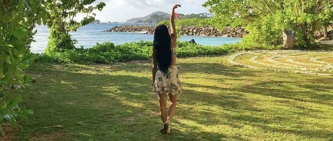 不穿内衣故意露出争议不断？女爱豆回应坦言：这些人希望我哭吗？希望我生病吗？