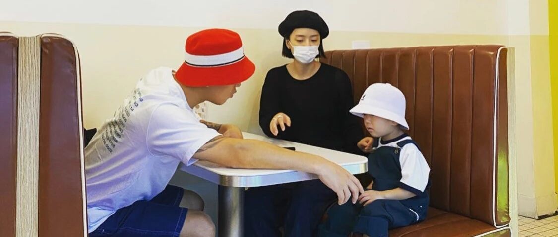 四年真快！还记得当年突然宣布的婚讯，如今已然是无比幸福的一家三口！