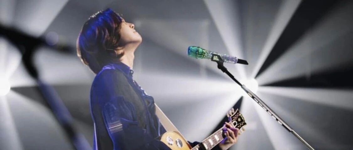 演唱会上宣布结婚！巅峰时期因家暴、酒驾争议一落千丈，沉寂多年终获幸福？