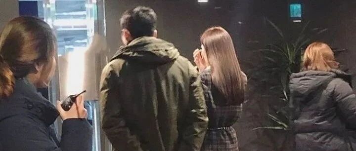 恋爱两年感情无异常！网友晒签名认证目击顶级演员情侣同住民宿