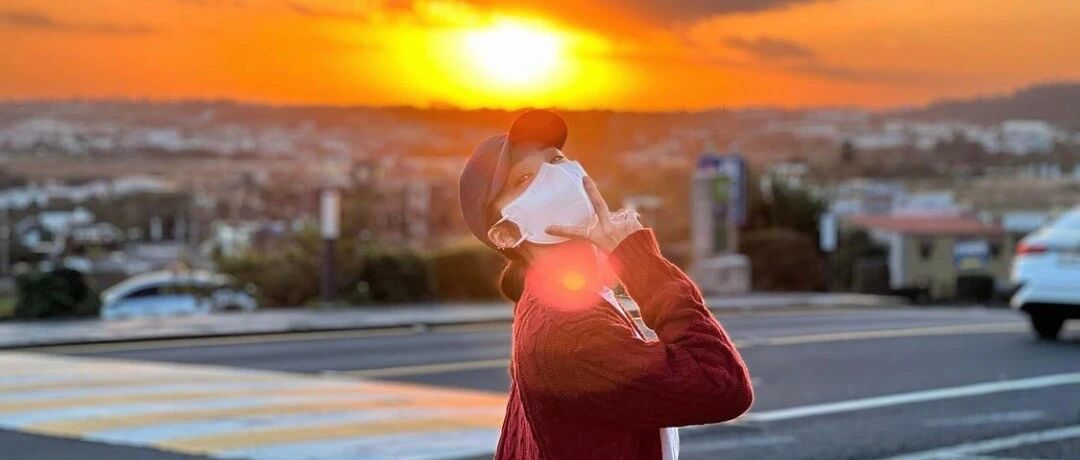 火车上对着手机唱歌选上女团主唱，屡获演技殊荣信看演员的她最近以酒为乐？