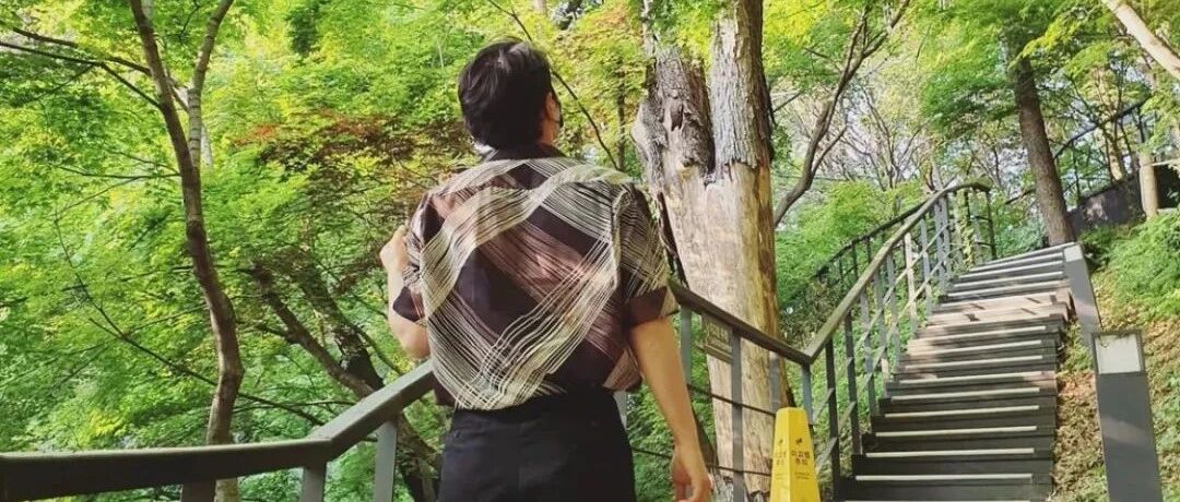 二代顶流男团成员公开婚讯：5年爱情长跑，女方年长8岁已怀有身孕