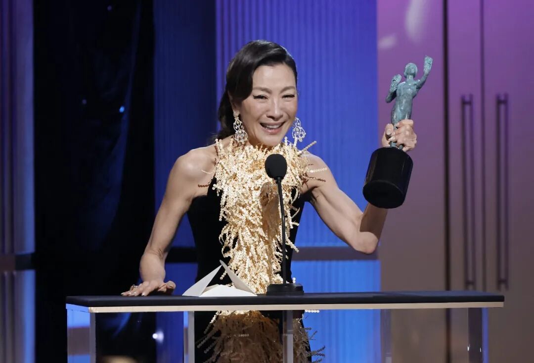 杨紫琼和布兰登费舍获奖奥斯卡风向标美国演员工会奖圆满举办