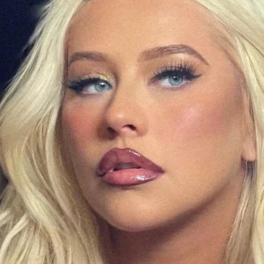 Christina Aguilera 承认医美整容.