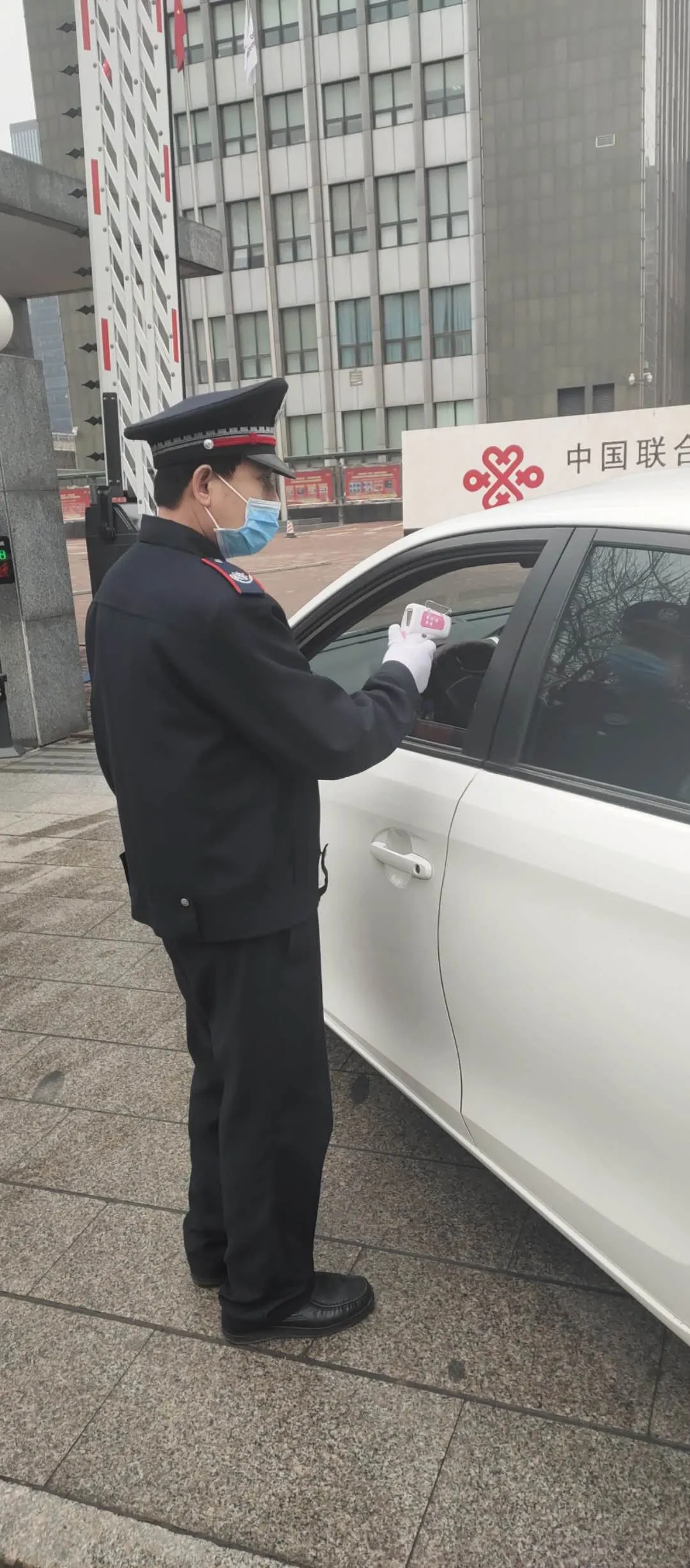 高新区分公司护卫分队长郝明强日夜坚守防疫战场 高新区分公司护卫分队长郝明强日夜坚守防疫战场